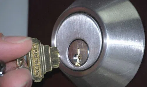 Royal Locksmith Store Carlstadt, NJ 201-367-1915 - key-broke-in-lock